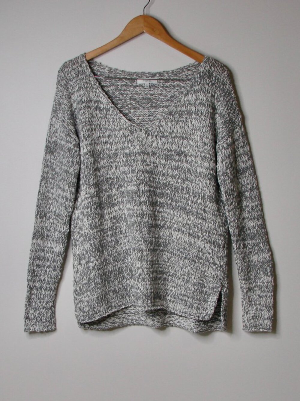 Aritzia Talula V-Neck Sweater Gray White Marled Pullover Loose Relax Fit Medium